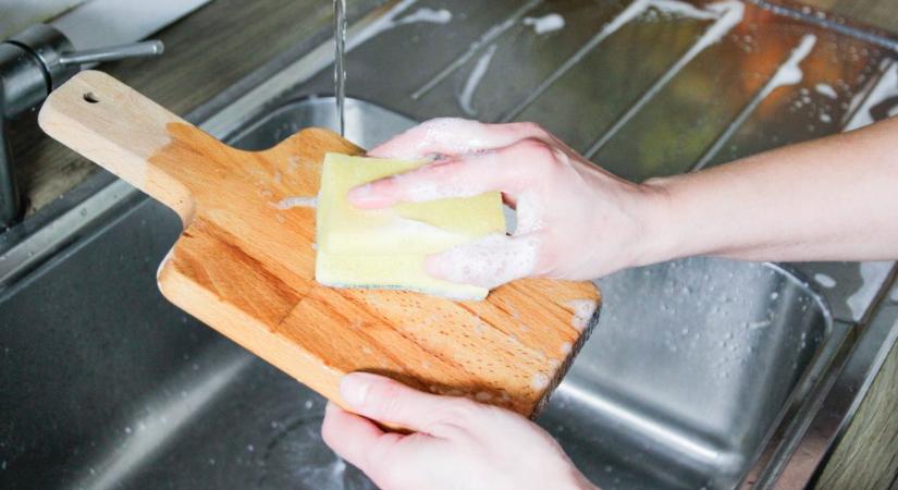 Ezért nem elég vízzel leöblíteni a vágódeszkát