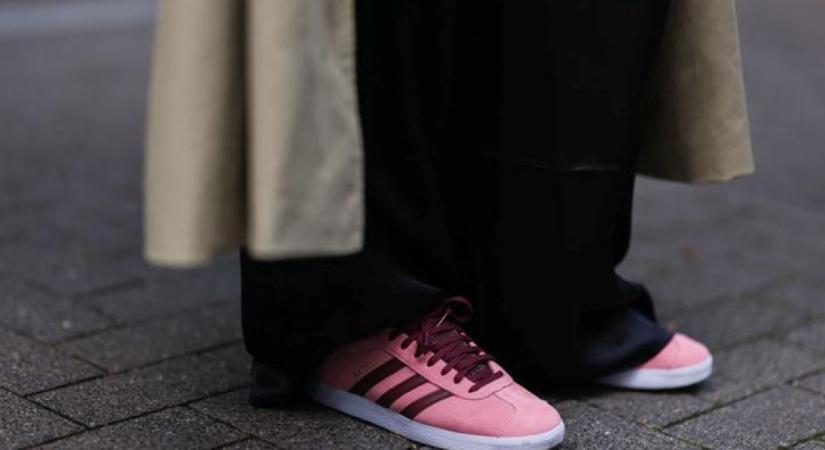 Leáldozott a fehér sneakernek: ez a sokoldalú lábbeli fogja uralni a tavaszi divattrendeket