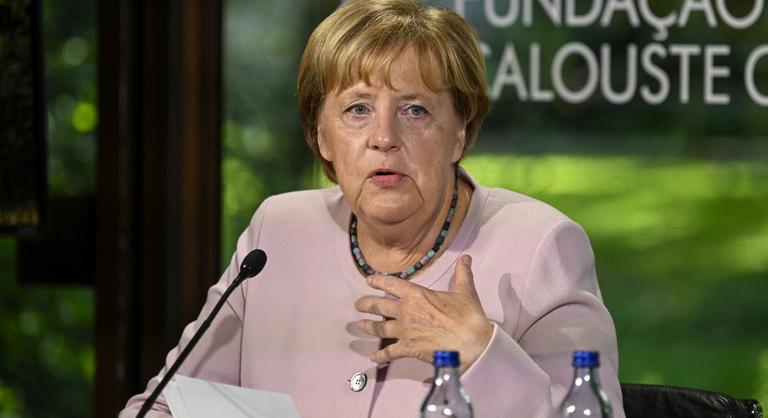 Angela Merkel meztelen fotóját küldték Epsteinnek, és ez csak a jéghegy csúcsa