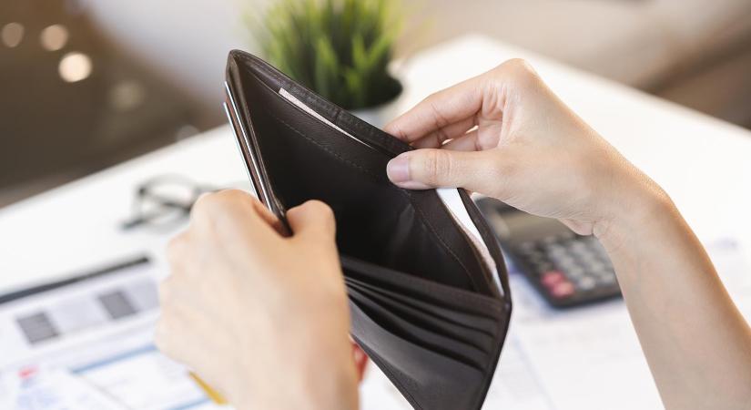 Hiába kommunikálja az Orbán-kormány sikerként, továbbra is sereghajtó a magyar minimálbér