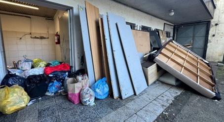 Hólapáttal úgy hátba verték a gondnokot, hogy a fal adta a másikat