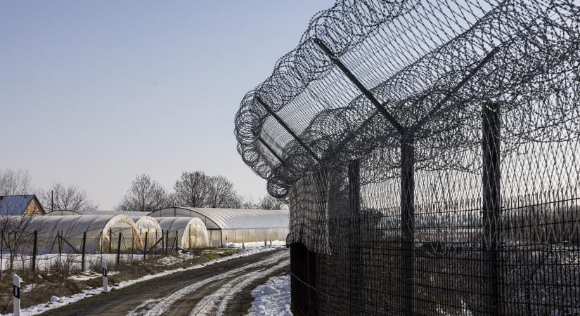 A kormány a bevándorlás visszaveréséről beszél, miközben több száz embercsempészt köröznek