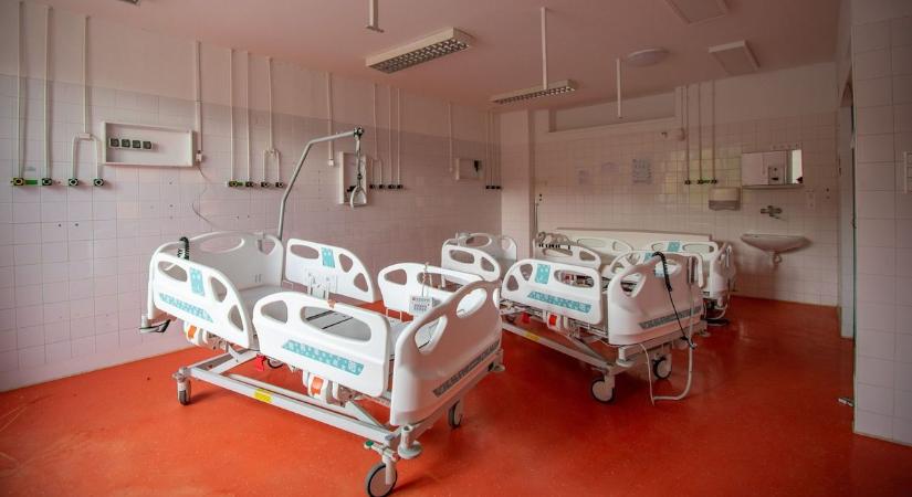 Ezeknek a modern ágyaknak sok kórház örülne, ám az elhagyott részlegen minden az enyészeté. Magáról is vallott az urbexes