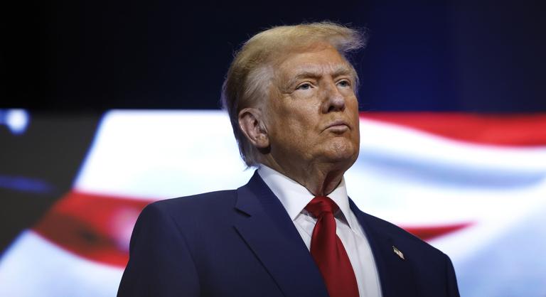 Elkészült Donald Trump aranyszobra, a „Don Kolosszus” csaknem ötméteres és három tonna