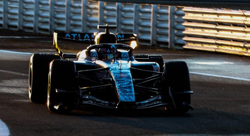 Csúnyán elkésett, de végre pályán az utolsó F1-autó