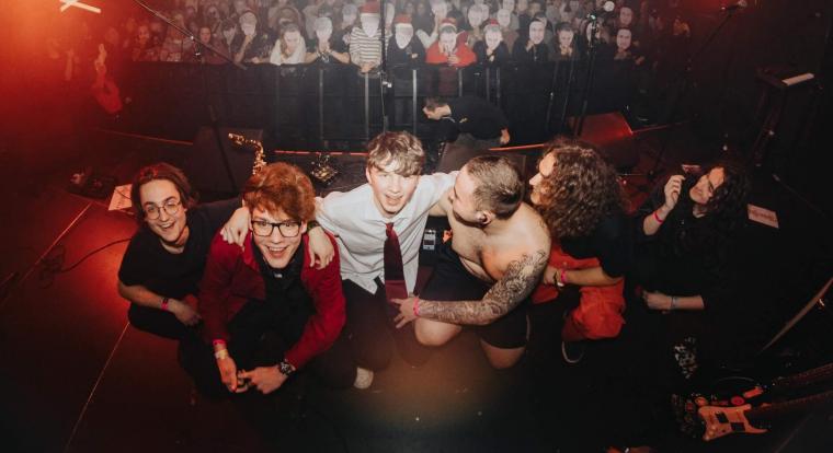 Nevet kell váltania az Arcosok Klubja zenekarnak, miután feltörték, majd letiltatták a profiljukat