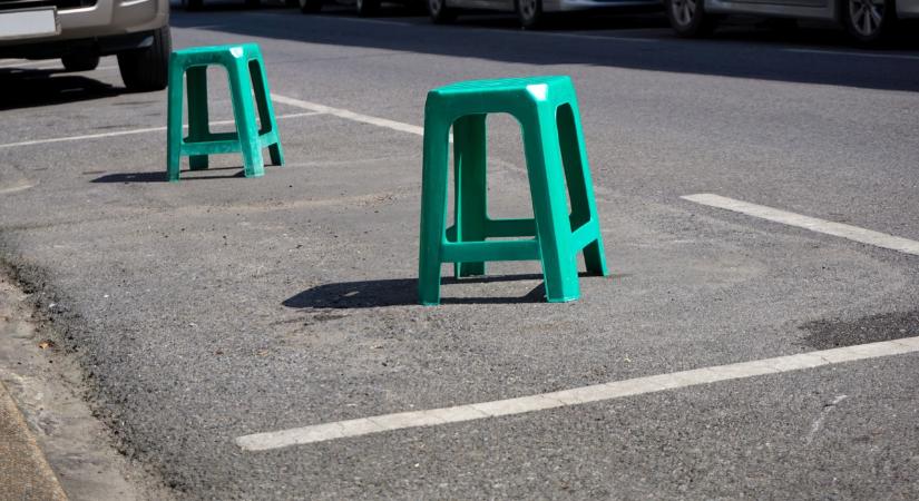 Partizán-barikádok a házak előtt