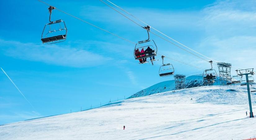 12 éves kislány zuhant le a sífelvonóról az édesanyja szeme láttára