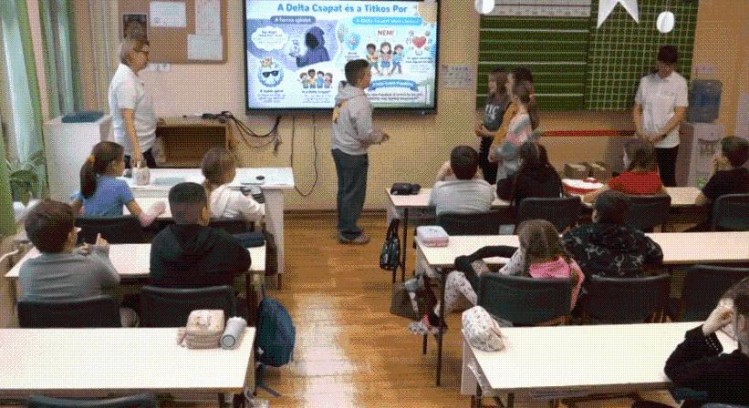 Rendőrök indítottak drogprevenciós meseterápiát alsósoknak Baján