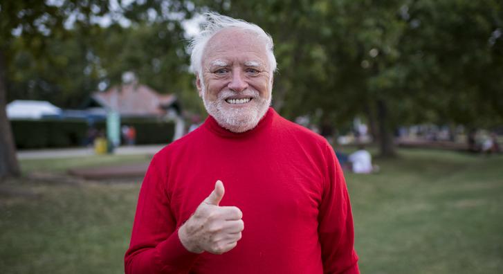 Arató András, azaz Hide the pain Harold egy másik ikonikus mémmel állt össze egy fotóra