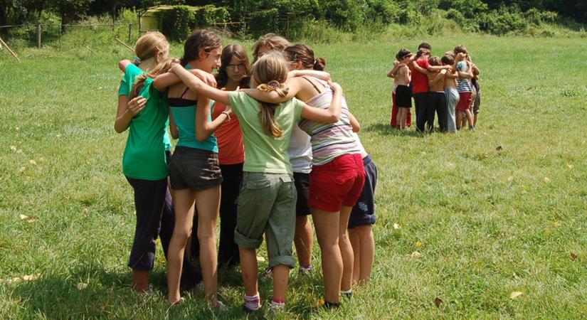 „Jeleztük, hogy ott vagyunk vele, szeretjük őt, halljuk, hogy ez történik vele” – így jutnak el nyaralni a nehéz sorsú gyerekek