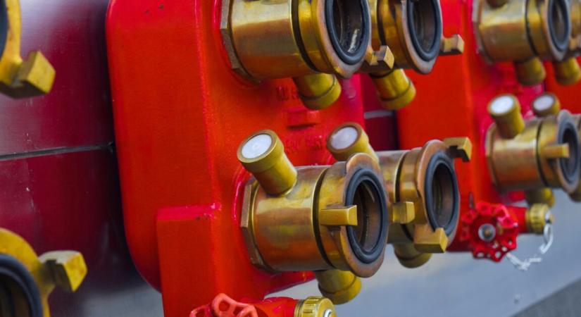 Újszülött babát találtak egy tűzoltóság mellett