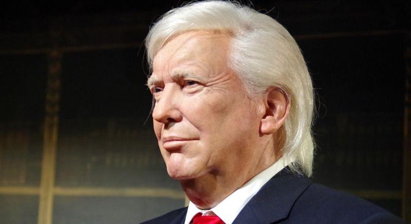 Trump aranyszobra, a Don Kolosszus egy golfpályán díszeleg