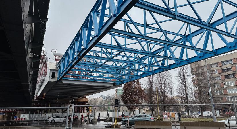 Gigantikus acélszörnyeteg „sétál” Budapest felett