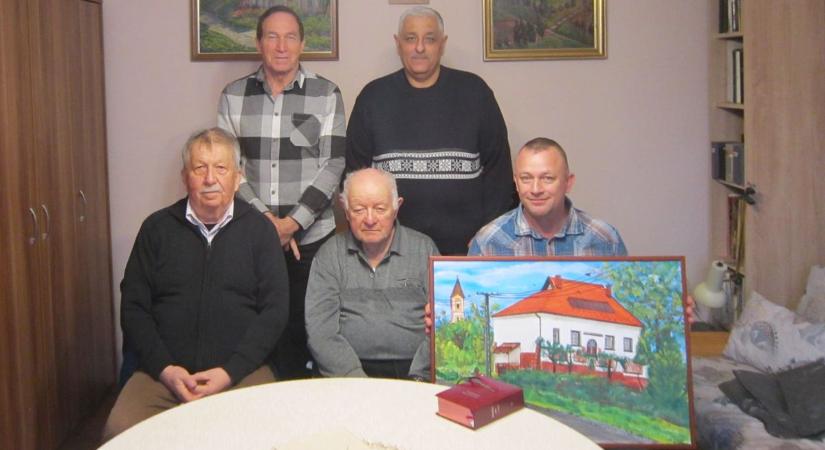 Ajándékot vittek a polgárőrök Söjtör korábbi plébánosának