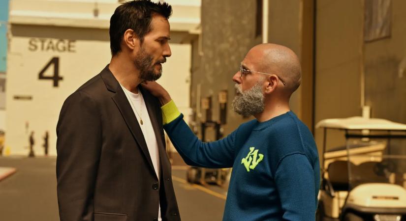 Hamarosan nézheted: Sötét humorú vígjátékkal jön Keanu Reeves a streamingóriás platformjára (képek)