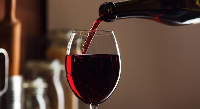 Bor helyett klóros fertőtlenítőt töltött a pultos egy nő poharába, maradandó fogyatékosságot okozott