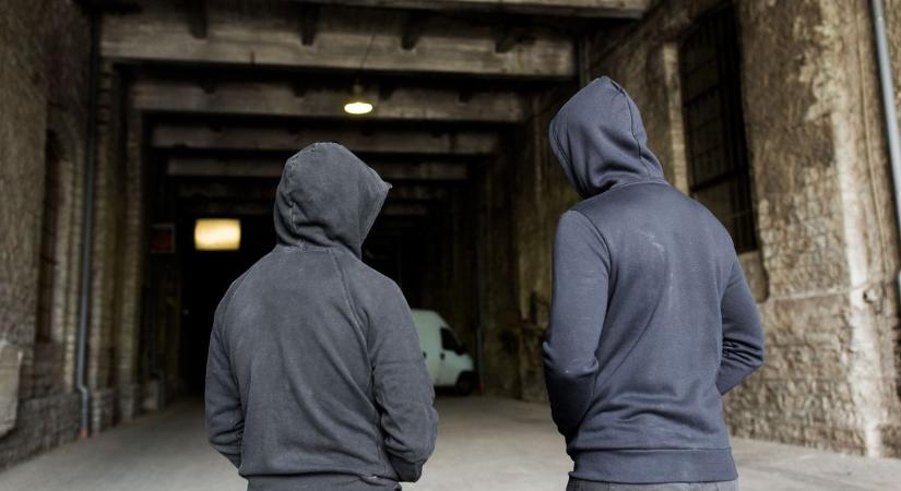 Falhoz szorították, fojtogatták – így rabolták ki ismerőseiket