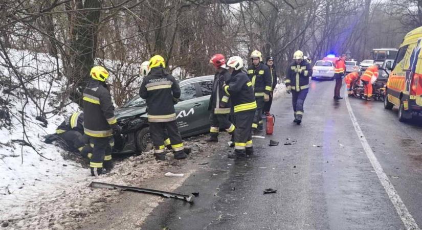 Helyszíni fotókon a frontális ütközés: esztergomi tűzoltók és a mentők is rohantak a balesethez