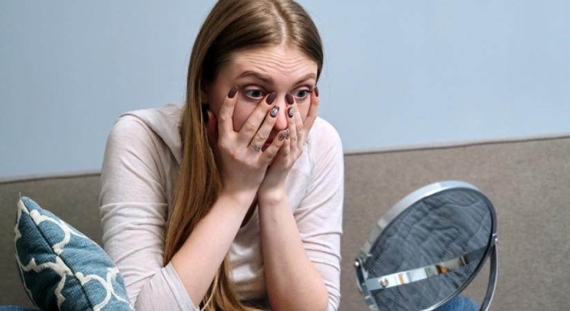 Halálra sápadt a fiatal nő, amikor belenézett a tükörbe: kis híján belehalt abba, ami az ajkával történt