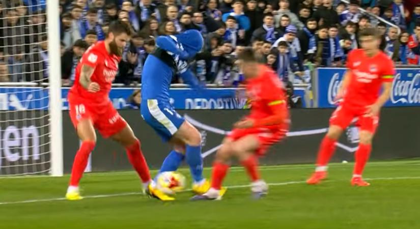 Óvodába illő jelenet: a támadó fejére húzta ellenfele a mezét