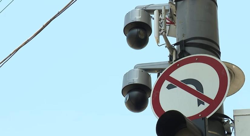 Hibásan azonosított a rendőrség arcfelismerő rendszere egy szegedi nőt, akit egy óriási plüssmedve budapesti ellopása miatt idéztek be kihallgatásra