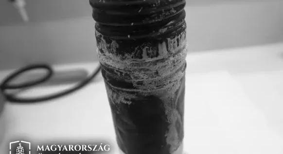 Bor helyett klóros fertőtlenítőt öntött a vendég poharába, vádat emeltek a pultossal szemben