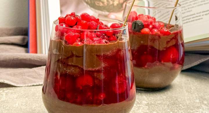 Hamis csokipuding erdei gyümölcsökkel: az avokádótól lesz krémes