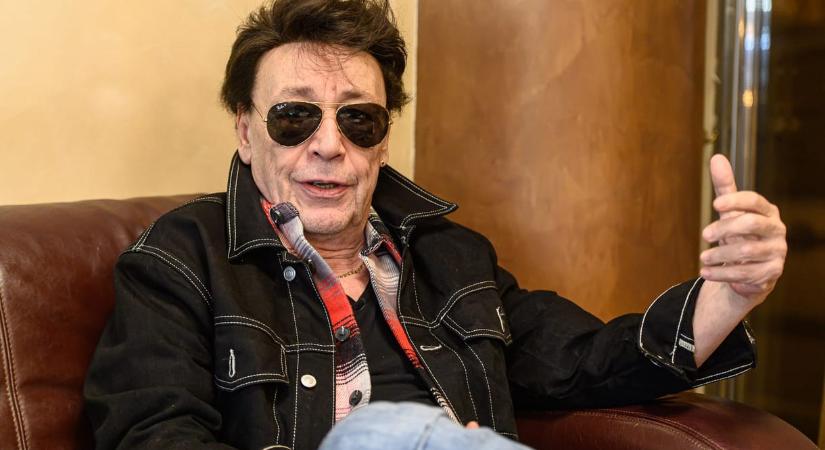 Gyertyagyújtással búcsúznak Fenyő Miklóstól a Hősök terén