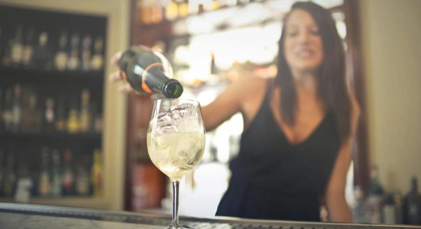 Bor helyett klóros fertőtlenítőszert öntött a pohárba egy pultos, maradandó fogyatékosságot okozott