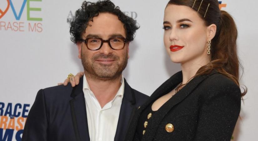 Mit tud egy csíkos tapéta? Johnny Galecki zseniális megoldása egyszerre játékos és elegáns