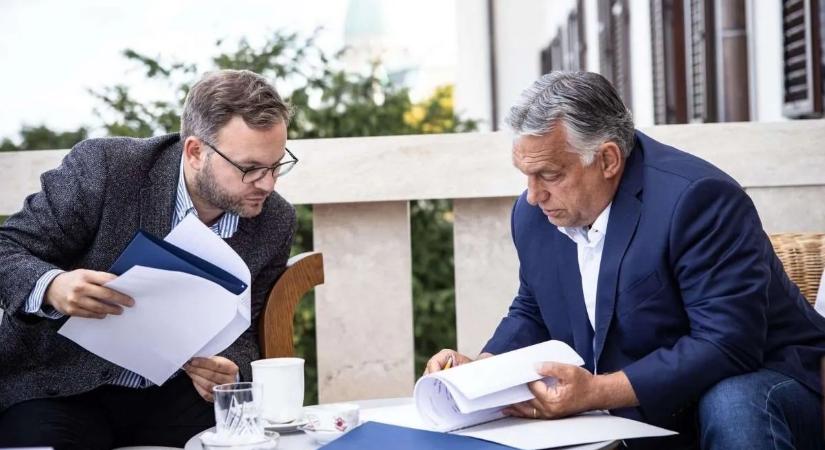 Orbán Viktort megkérdezték, mit olvas reggelente – meglepő volt a válasz