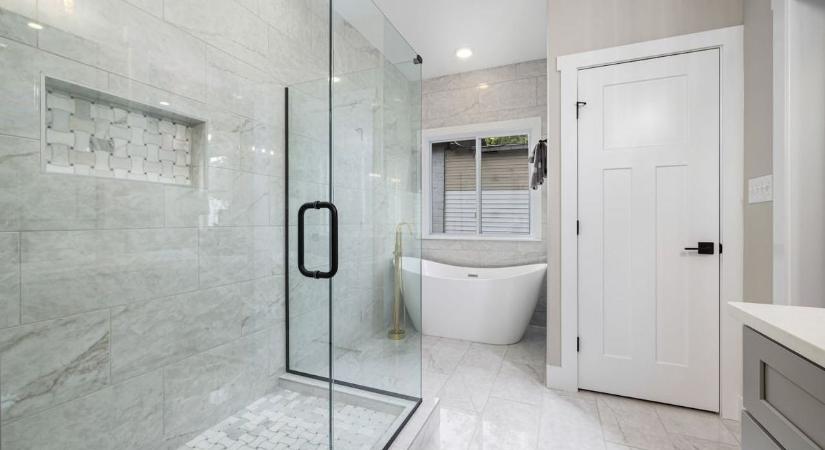 Hogyan tervezzünk olyan fürdőszobát, amely a padlótól a mennyezetig harmonikus egységet alkot?