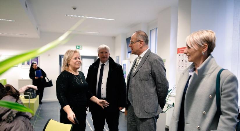 Oroszlányi villámlátogatása során a kormányablakban és Majkpusztán is járt Dr. Navracsics Tibor