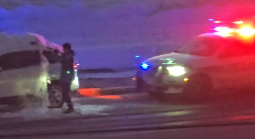 Megdolgoztatta az idióta autóst a rendőr, a net őt ünnepli