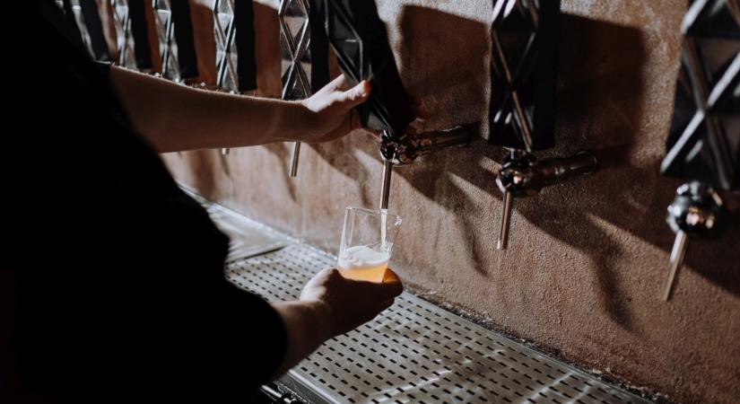 Bor helyett, fertőtlenítőszert öntött a vendég poharába a gyömrői kocsmáros, mentővel vitték kórházba a férfit