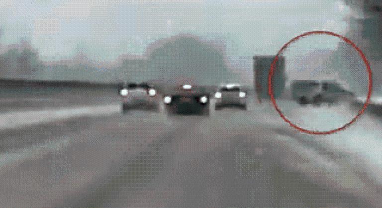 Pokollá váltak az autópályák, több jármű is összetört a jeges utakon