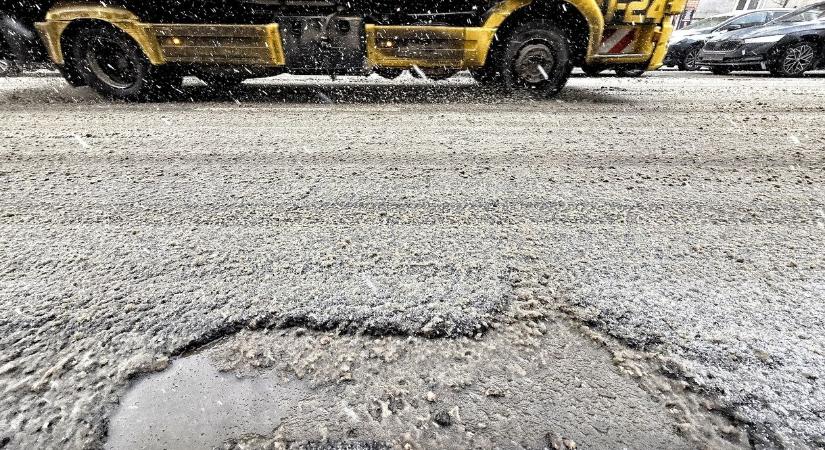 Kátyúrekord Budapesten: egyetlen nap alatt 1966 új úthibát jelentettek