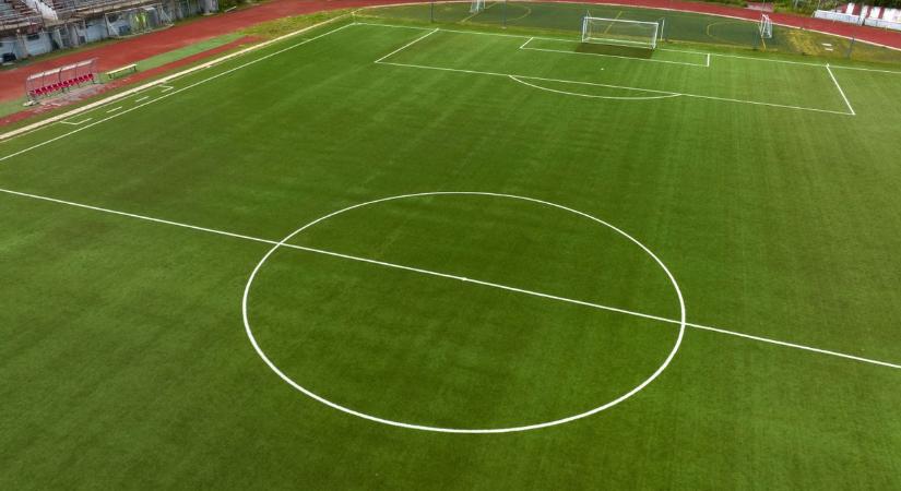 Berontott a pályára és megütötte a biztonsági őrt egy szurkoló az NB II-es labdarúgó-mérkőzésen