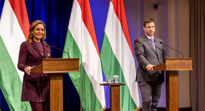 A Lázár-ügy újabb hullámaitól Budapest leckéztetéséig sok mindent meg kell magyarázni Gulyásnak – kormányinfó élőben