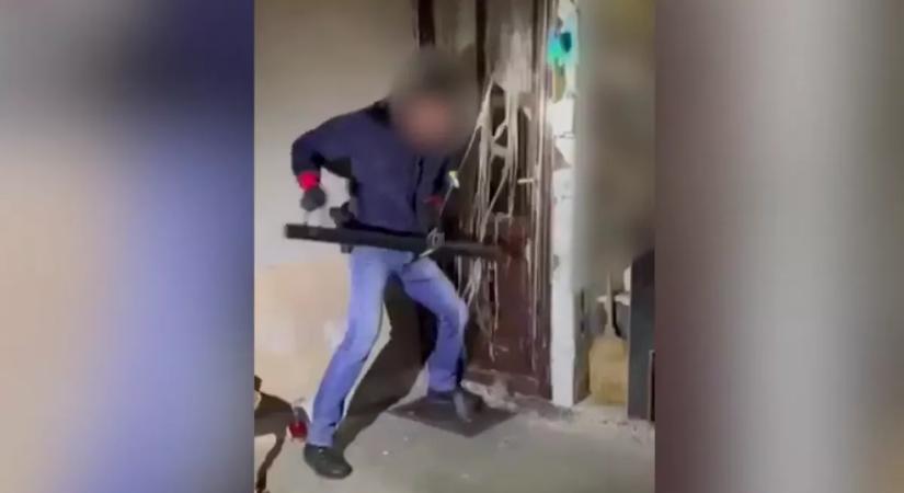 Rátörték a zsaruk az ajtót a 60 éves kőbányai nagyira: de a két unokáját is elvitték