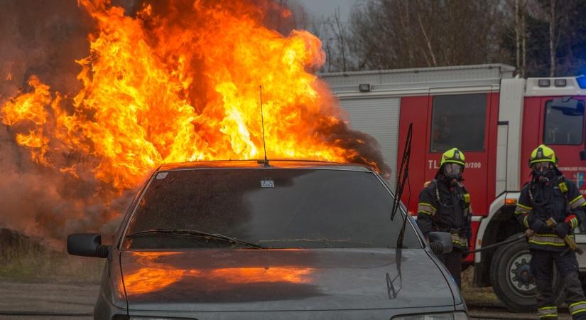 Kigyulladt egy kisteherautó Mikepércsen