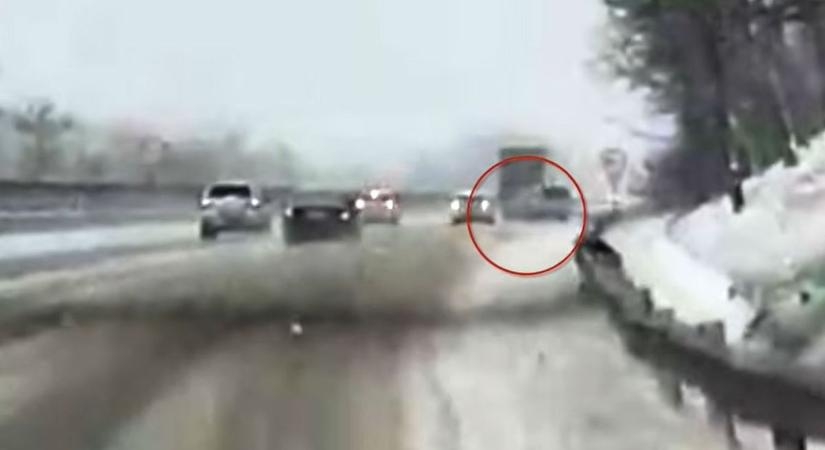 Flippergolyóként pattogott a terepjáró az M3-ason, alig bírtak vészfékezni az autósok – videóval