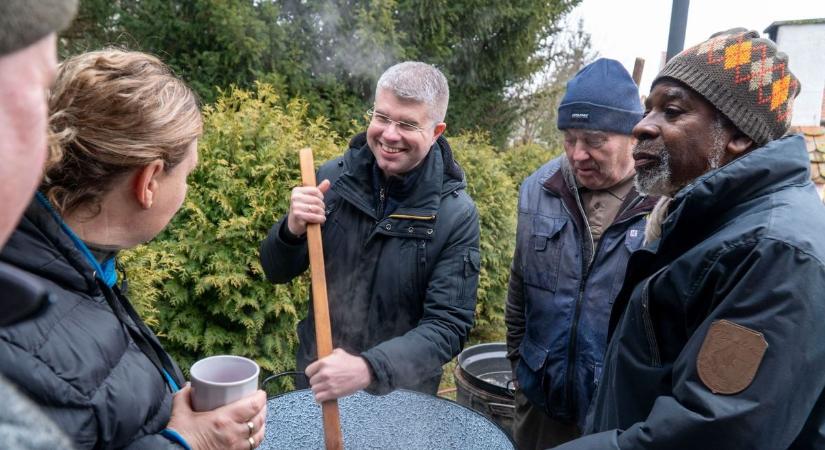 Kőszegszerdahelyi disznóvágás: szalmás pörzsöléssel indult a munka, disznótoros ételek készültek