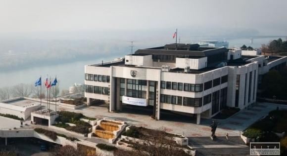 Éjszakába nyúló csörte a parlamentben: bizalmatlanság, vádak és védekezések