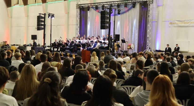 Telt ház és tapsvihar: így ünnepelték a legkiválóbb diákokat – galériával