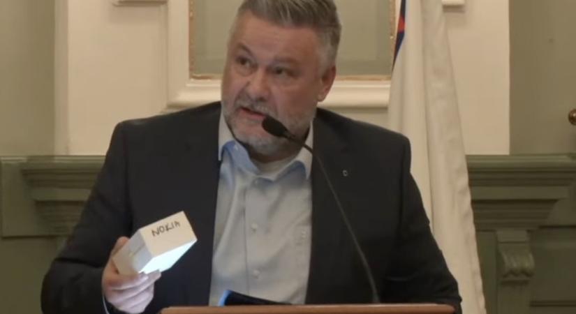 Sárkány Pélter egy Nokiás dobozban találta meg a győriek pénzét