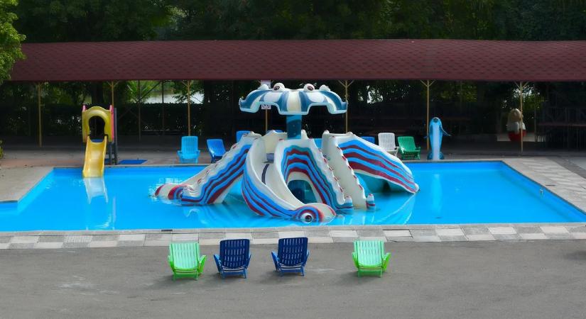 Szörnyű tragédia: kocsmázni mentek, míg a négyéves gyerek medencézett