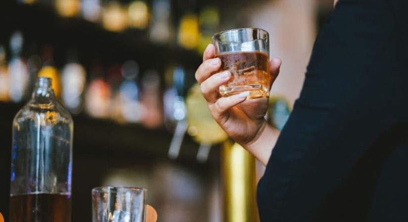 Maradandó fogyatékosságot okozott a vendégnek egy figyelmetlen pultos