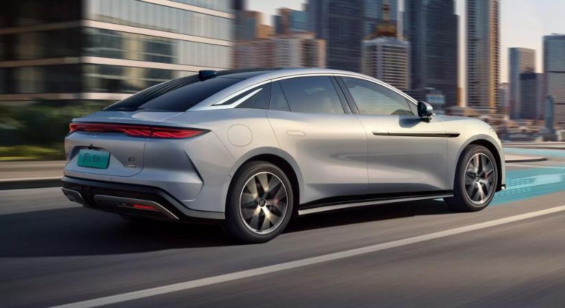 Kínai márkák formálják át a 6000 km alatt futott autók piacát 2026-ban